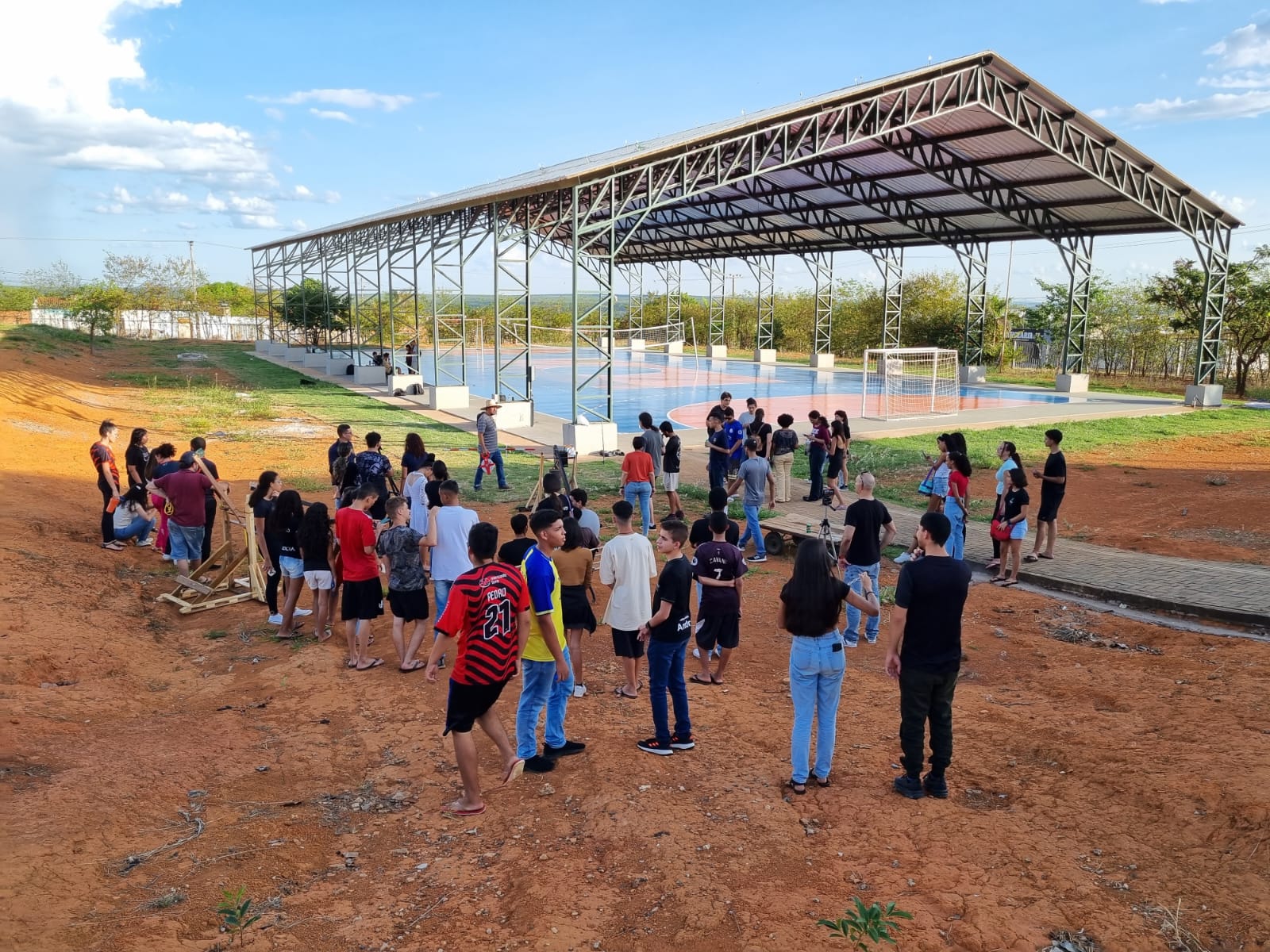 Participantes e público se reúnem nolocal de provas